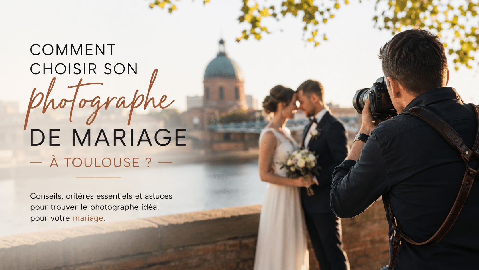 Un photographe photographie un couple de mariés devant la Garonne à Toulouse, avec une infographie sur les critères pour choisir son photographe de mariage.